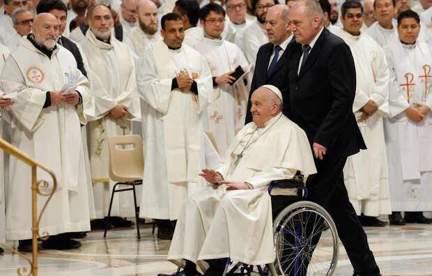 Papież Franciszek przybywa, aby przewodniczyć Mszy św. Krzyżma Świętego w Wielki Czwartek w Bazylice Świętego Piotra w Watykanie / autor: PAP/EPA/GIUSEPPE LAMI