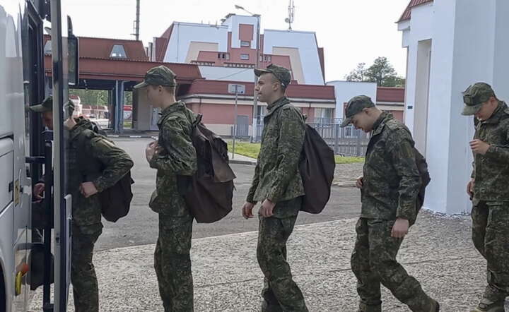Rosyjscy jeńcy wojenni w trakcie wymiany na jeńców ukraińskich, 9 czerwca 2025 / autor: PAP/ EPA/RUSSIAN DEFENCE MINISTRY PRESS SERVICE