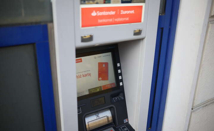 Bankomat banku Santander w Warszawie / autor: PAP/Leszek Szymański