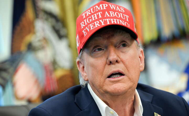 Prezydent USA Donald Trump w Białym Domu, tym razem w czapce z tekstem "Trump miał rację we wszystkim" / autor: PAP/ EPA/ANNABELLE GORDON