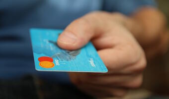 Polacy rezygnują z kart kredytowych. W ciągu roku z rynku ubyło ponad 300 tys.