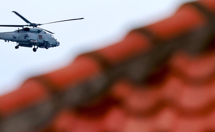 duński helikopter wojskowy nad miastem Ronne na Bornholm / autor: fotoserwis PAP