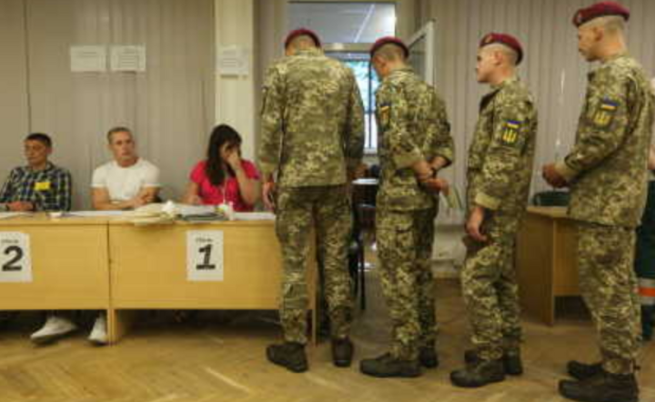 Wybory parlamentarne na Ukrainie / autor: PAP/EPA/SERGII KHARCHENKO