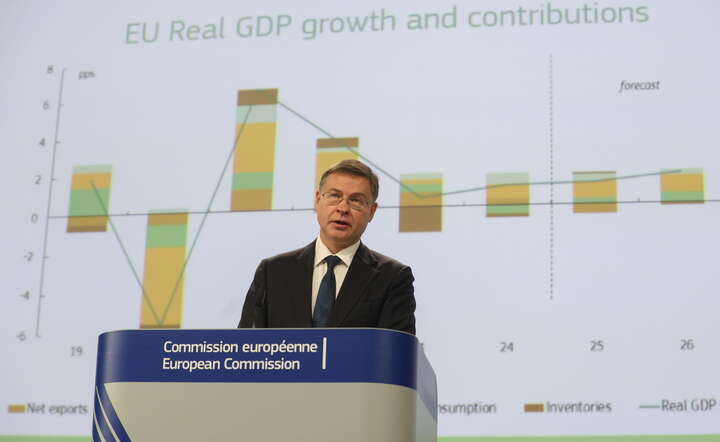 Valdis Dombrovskis, unijny komisarz ds. bezpieczeństwa gospodarczego prezentuje wiosenną prognozę gospodarczą KE / autor: PAP/EPA/OLIVIER HOSLET