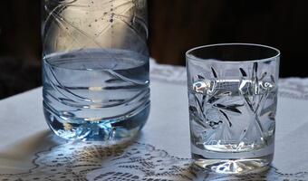 Wypij szklankę wody zaraz po przebudzeniu
