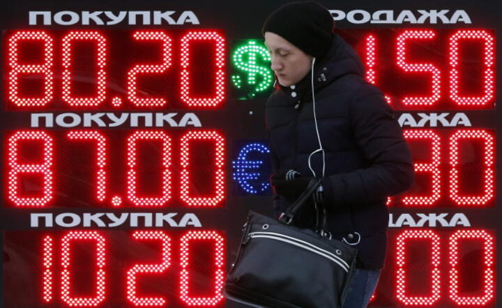 Kantor walutowy w Moskwie, środa, godziny popołudniowe, do wieczora kurs dolara wzrósł jeszcze o 1,5 rubla, fot. PAP/EPA/YURI KOCHETKOV