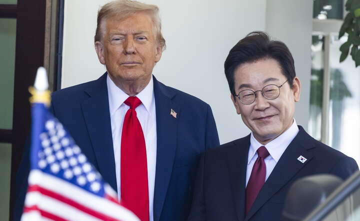 Prezydent USA Donald Trump (L) i prezydent Korei Południowej Li Dze Mjung (P) w Białym Domu / autor: PAP/EPA/JIM LO SCALZO