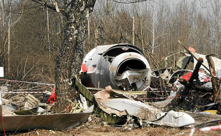 Macierewicz: Samolot zniszczono eksplozją, fakty w poniedziałek