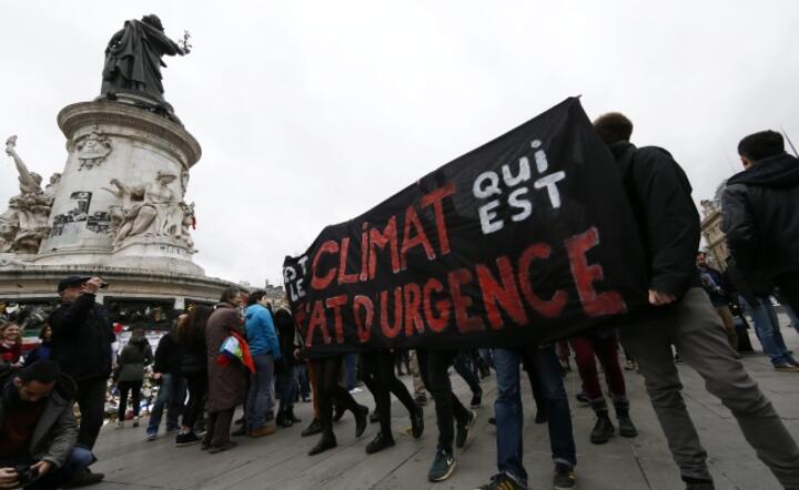 W Paryżu odbywają się demonstracje zwolenników i przeciwników globalnego porozumienia klimatycznego, fot. PAP/EPA/IAN LANGSDON