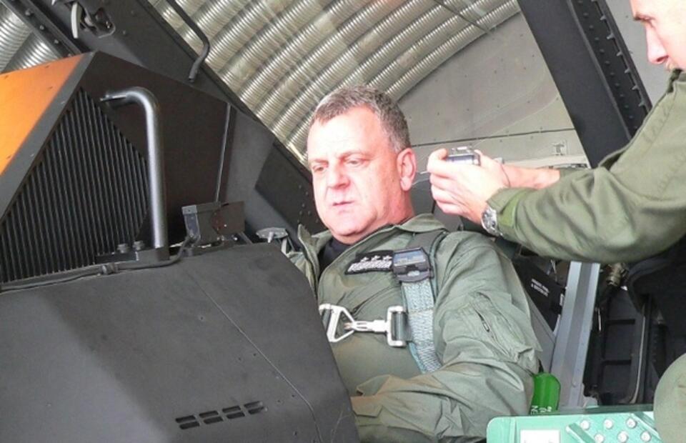Gen. A. Błasik w F-16, Zdjęcie udostępnione przez E. Błasik