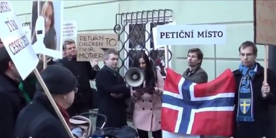 Demonstracja w obronie czeskiej rodziny, której zabrano dzieci. Fot. YouTube