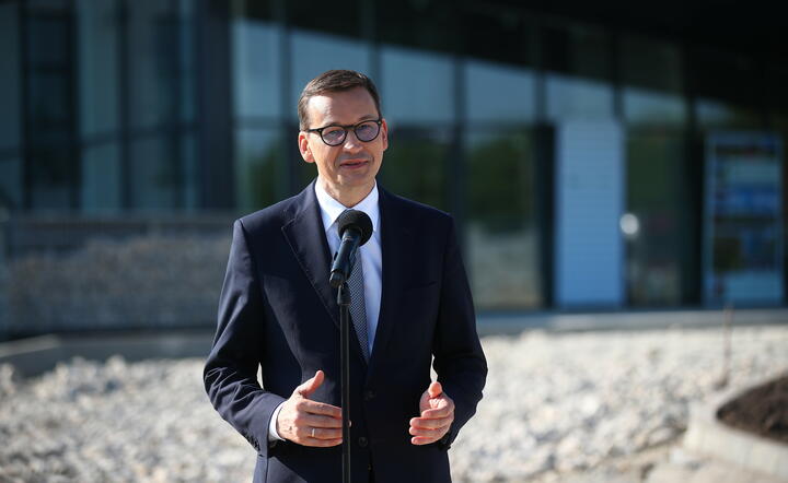 Premier Mateusz Morawiecki podczas wizyty na budowie szkoły podstawowej w Przybysławicach, / autor: PAP/Łukasz Gągulski