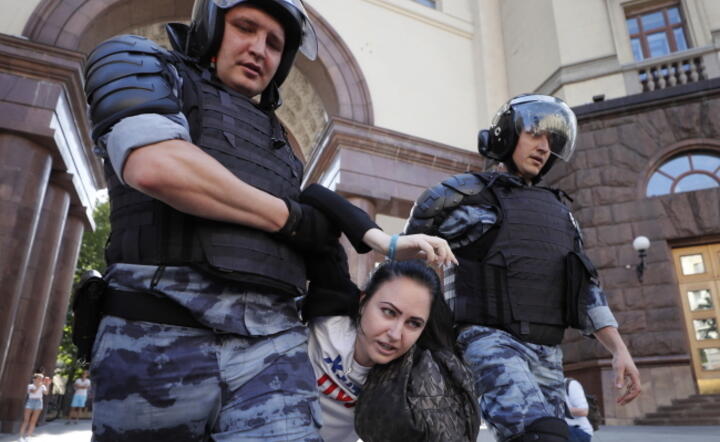 Policja w Moskwie aresztowała w sobotę ponad 1400 osób, by zapobiec antyrządowemu protestowi / autor: PAP/EPA/YURI KOCHETKOV