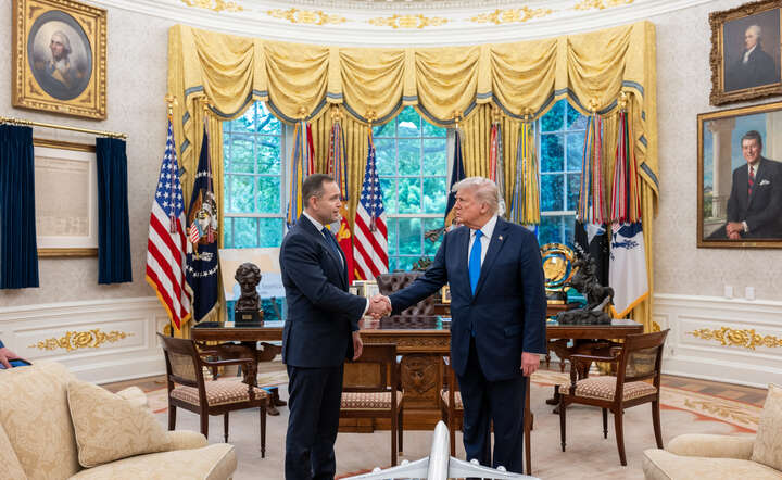 Prezydent USA Donald Trump (P) spotkał się w czwartek w Białym Domu z kandydatem na prezydenta RP Karolem Nawrockim (L) / autor: X / @WhiteHouse
