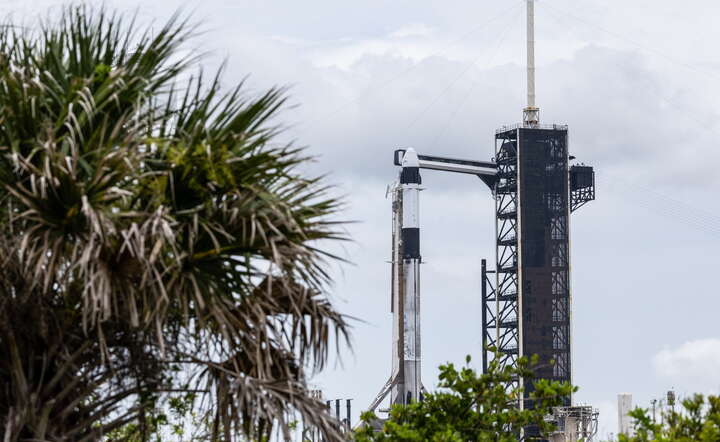 Należąca do firmy SpaceX rakieta Falcon 9 ma wynieść kapsułę Dragon z członkami misji Ax-4 / autor: PAP/Leszek Szymański