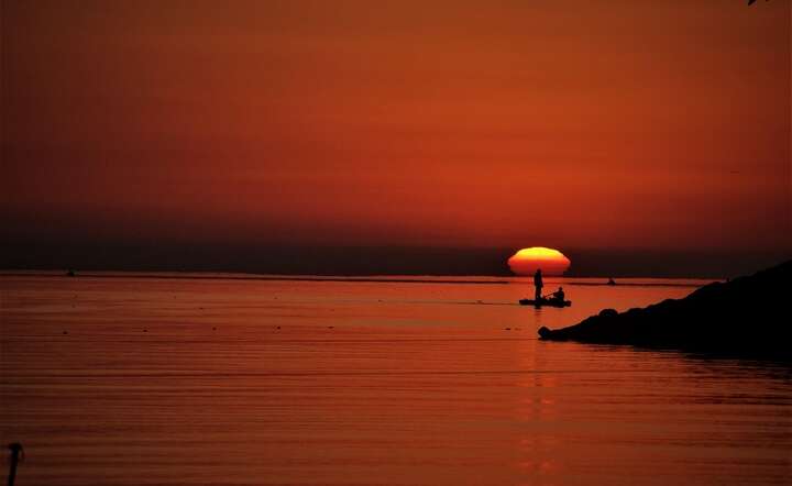 Zachód słońca nad Morzem Kaspijskim / autor: Pixabay