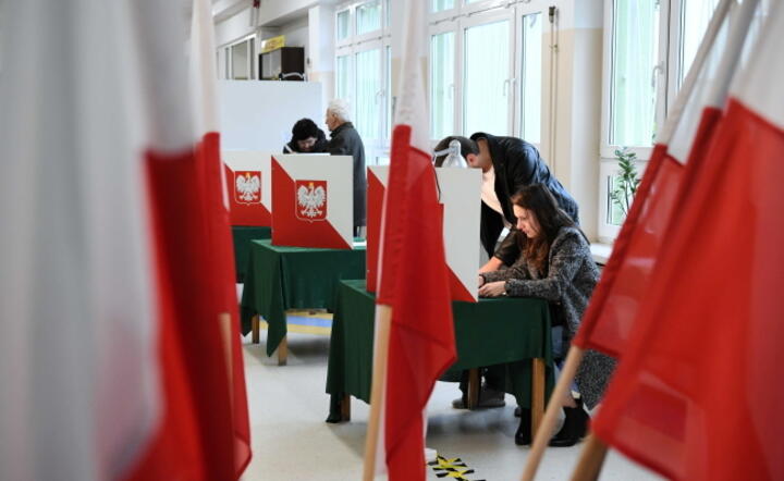  Głosowanie w lokalu wyborczym w Sopocie / autor: PAP/Adam Warżawa