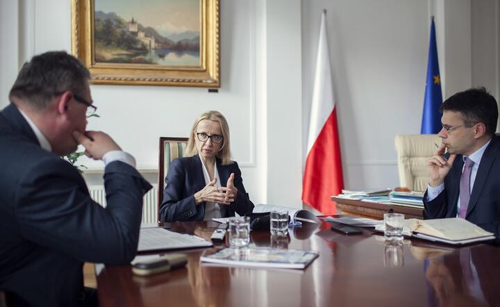 Minister finansów Teresa Czerwińska w rozmowie z redaktorami Maciejem Wośko, / autor: fot. Andrzej Wiktor