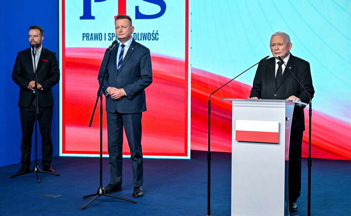 Prezes PiS Jarosław Kaczyński (P), przewodniczący KP PiS Mariusz Błaszczak (C) oraz rzecznik PiS Rafał Bochenek (L) podczas konferencji prasowej / autor: PAP/Radek Pietruszka