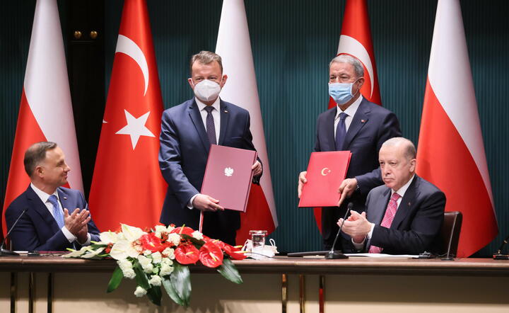 Prezydent Andrzej Duda (L), minister obrony Mariusz Błaszczak i prezydent Republiki Turcji Recep Tayyip Erdogan (P) w Turcji / autor: fotoserwis PAP