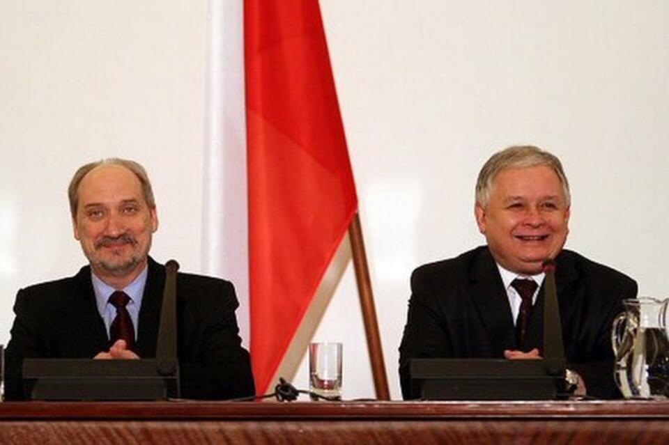 Antoni Macierewicz z prezydentem Lechem Kaczyńskim w trakcie upublicznienia raportu z weryfikacji WSI. Fot. PAP