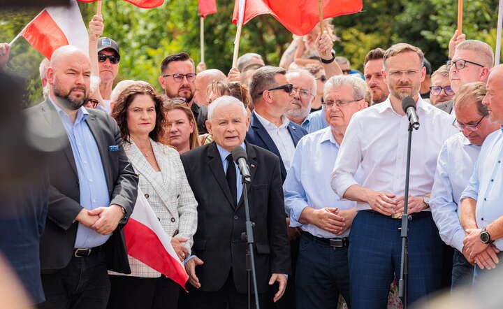 Prezes PiS Jarosław Kaczyński (C) oraz posłowie ugrupowania podczas konferencji prasowej na polsko-niemieckim przejściu granicznym Rosówek-Rosow / autor: PAP/Jerzy Muszyński