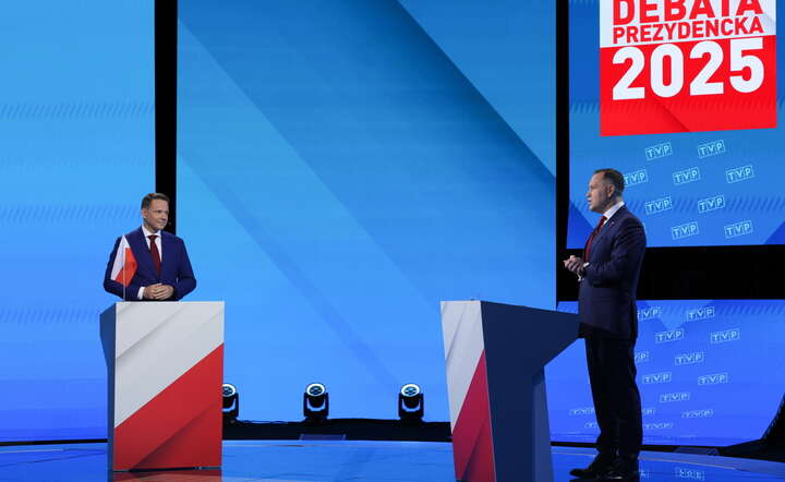 Rafał Trzaskowski (L) i Karol Nawrocki (P) w debacie przed II turą wyborow prezydenta RP, transmitowanej przez trzy ogólnopolskie stacje – TVP, TVN i Polsat / autor: PAP/Paweł Supernak