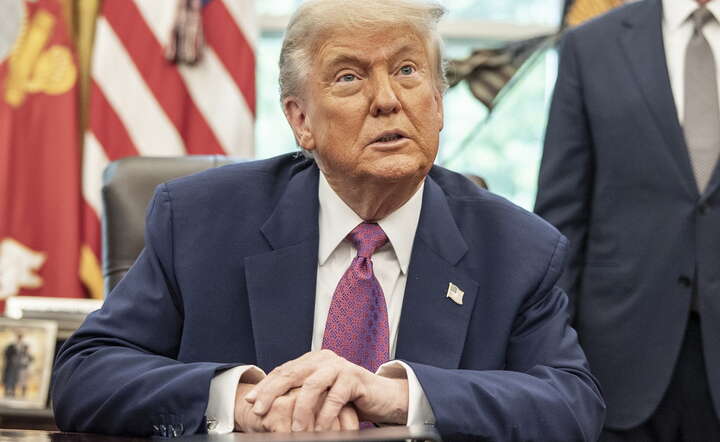Prezydent USA Donald Trump w Gabinecie Owalnym w Białym Domu / autor: PAP/EPA/KEN CEDENO