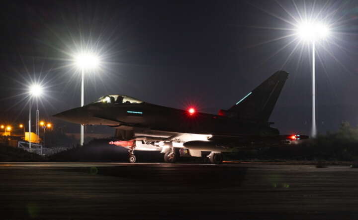 Brytyjski myśliwiec Typhoon startuje do misji w Jemenie / autor: PAP/EPA/AS1 TOMAS BARNARD / ROYAL AIR FORCE