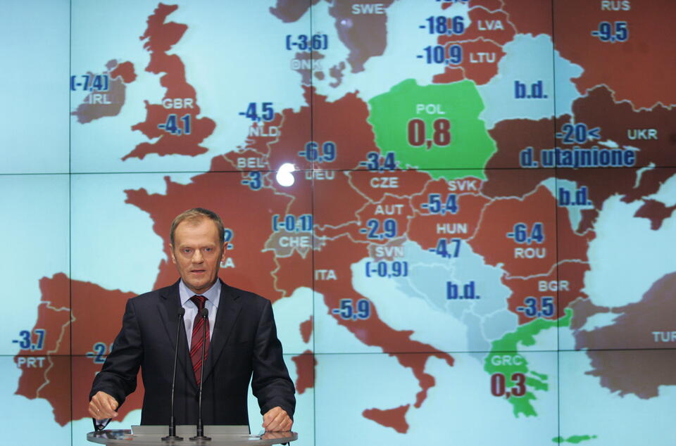 Maj 2009. Premier Tusk na tle mapy Europy. fot. PAP/Bartłomiej Zborowski
