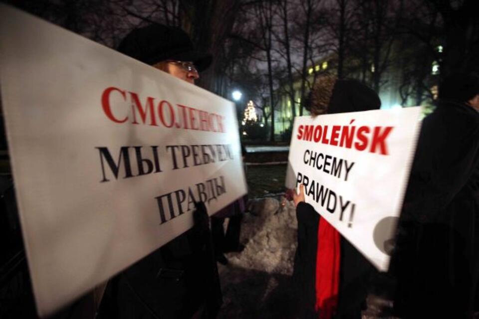 Nie wszyscy milczą. Pikieta pod hasłem "Tusk odpowiada za raport MAK", wieczorem 13 stycznia przed Kancelarią Premiera w Warszawie. Fot. PAP/Tomasz Gzell