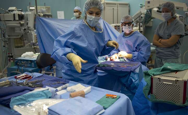 Na sali operacyjnej ludzie wciąż są niezbędni / autor: Fot. Pixabay