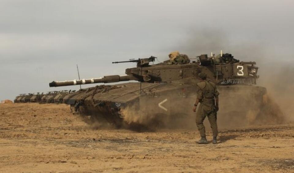 Czołg izraelski przy granicy ze Strefą Gazy. Fot. PAP/EPA