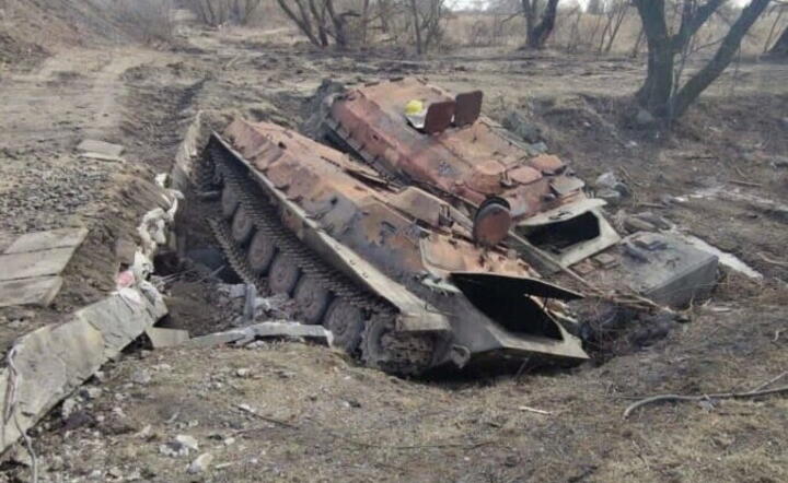sprzęt wojskowy pozostawiony przez rosyjskich żołnierzy w rejonie Czernihowa na Ukrainie / autor: fotoserwis PAP