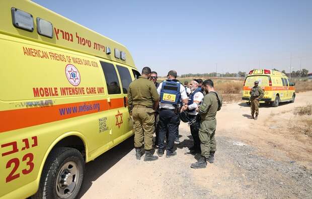 Izraelscy żołnierze i służby medyczne / autor: PAP/EPA/ABIR SULTAN