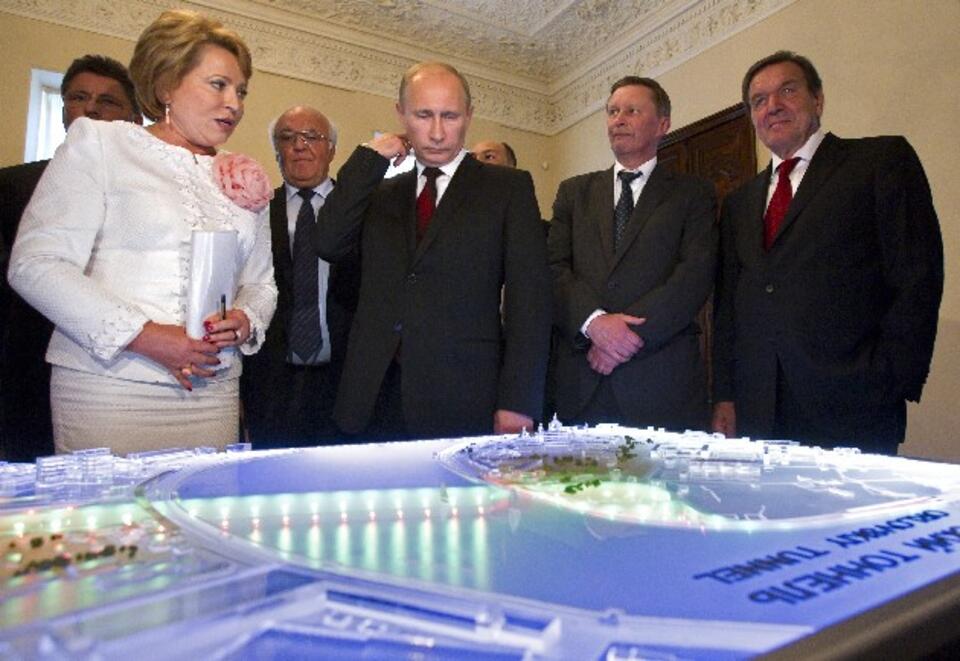 Gerhard Schroeder współzarządza konsorcjum budującym Gazociąg Północny. PAP