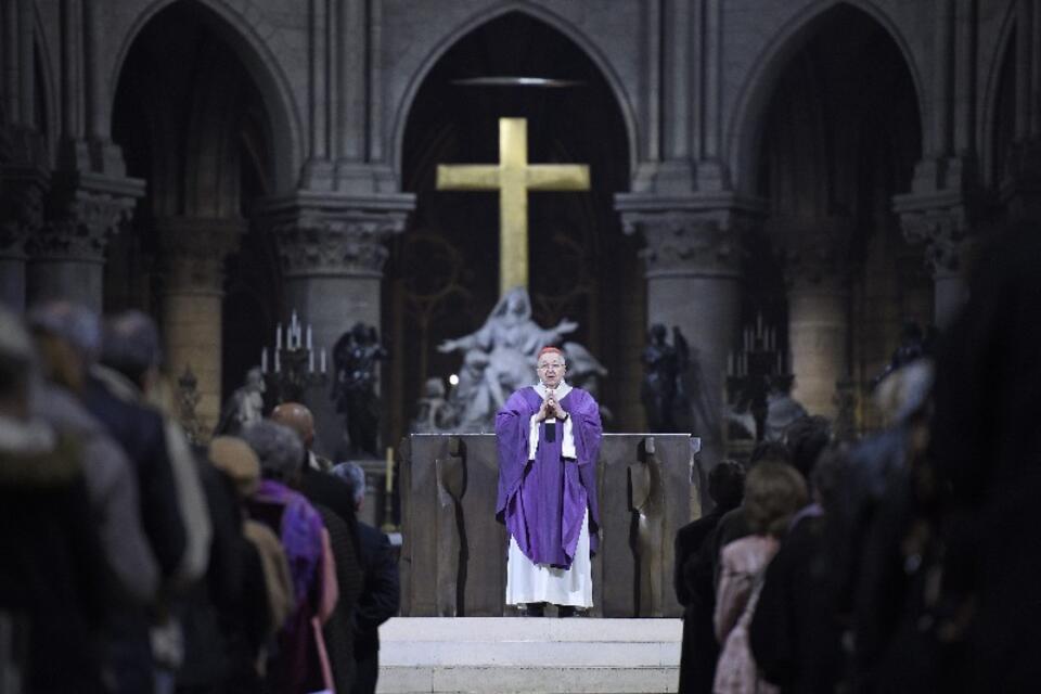 Msza w intencji ofiar zamachów w paryskiej katedrze Notre Dame, PAP/EPA