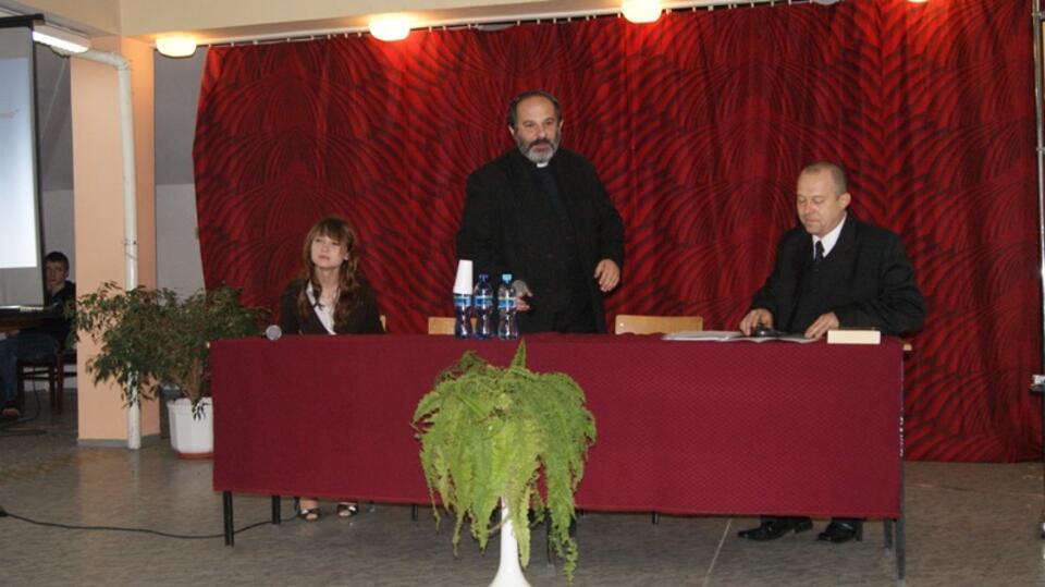 Na zdjęciu: Ksiądz Tadeusz Isakowicz-Zaleski podczas spotkania z czytelnikami, w środku
