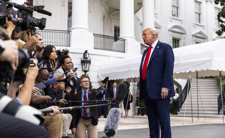 Prezydent Donald Trump na spotkaniu z dziennikarzami przed Białym Domem / autor: PAP/EPA/JIM LO SCALZO