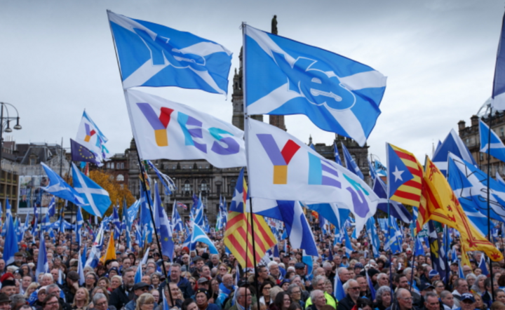 Wiec zwolenników niepodległości, Glasgow, Szkocja / autor: PAP/EPA/ROBERT PERRY