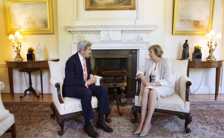 Premier Wielkiej Brytanii  Theresa May i sekretarz stanu USA John Kerry, fot. PAP/EPA/ANDY RAIN 