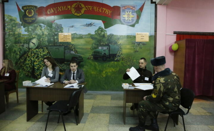 Na Białorusi nie ma możliwości głosowania poza miejscem zamieszkania / autor: PAP/EPA/EPA/TATYANA ZENKOVICH 