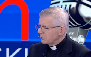 ks. Henryk Zieliński w Salonie Dziennikarskim / autor: TVP Info