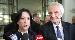 Anita Czerwińska (L) i Ryszard Terlecki (P) podczas przerwy w obradach w Sejmie, / autor: PAP/Leszek Szymański
