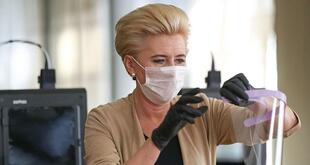 Agata Kornhauser-Duda montuje przyłbice medyczne. / autor: Prezydent.pl