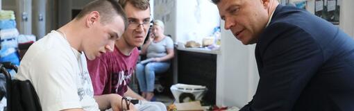 Za protestem stoją ludzie turboliberalnej opozycji. Poseł Ryszard Petru (P) oraz protestujący Dawid Stanewicz (L) i Jakub Hartwich (2L), 24 bm. w Sejmie / autor: PAP/Paweł Supernak