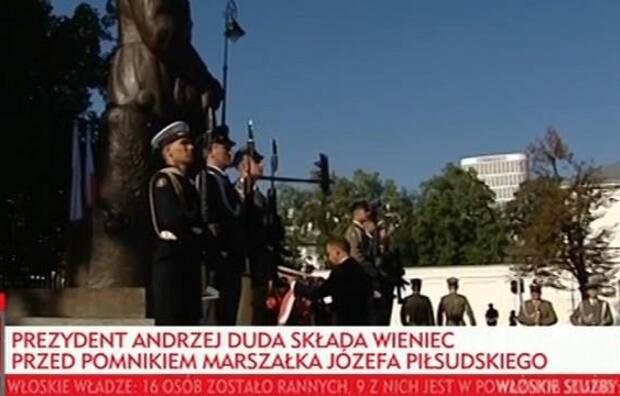Andrzej Duda składa wieniec pod pomnikiem marszałka Jóżefa Piłsudskiego / autor: screen TVP Info