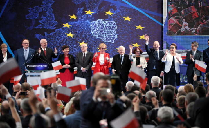 Prezes PiS Jarosław Kaczyński (7L) i "jedynki" z list wyborczych do PE podczas konwencji regionalnej PiS w Jasionce / autor: PAP/Darek Delmanowicz