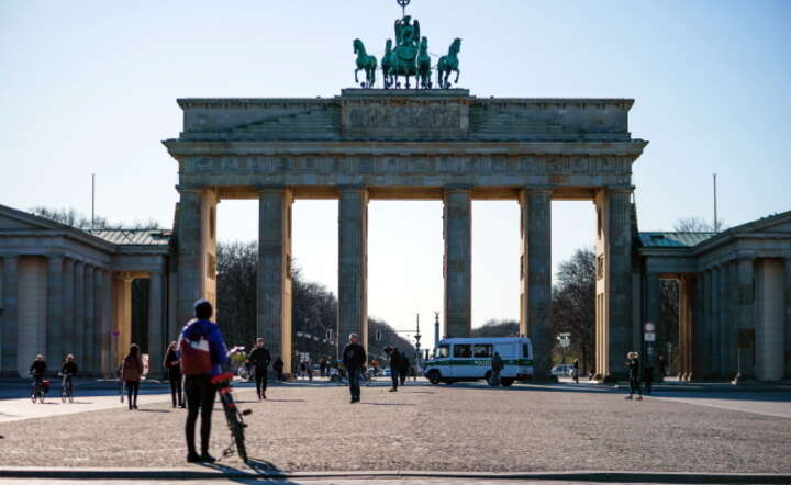 Od niedzieli ulicami Berlina i innych niemieckich miast poruszać można się tylko w pojedynkę lub parami / autor: PAP/EPA/CLEMENS BILAN