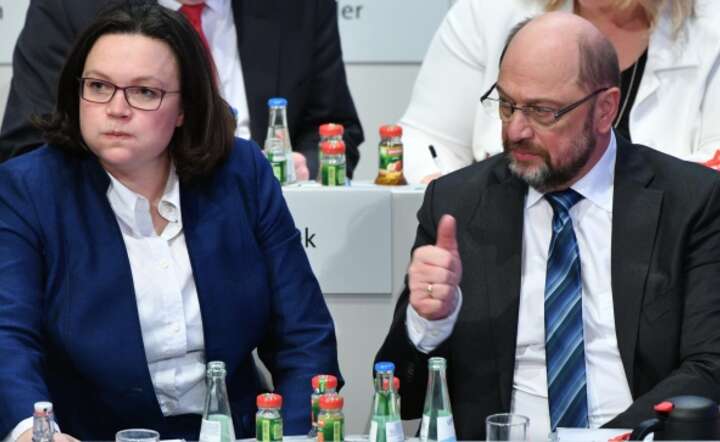 Andrea Nahles, szefowa frakcji parlamentarnej SPD i Martin Schulz, lider SPD z ulgą przyjęli rezultaty głosowania nad negocjacjami koalicyjnymi / autor: fot. PAP /EPA/SASCHA STEINBACH EPA-EFE/SASCHA STEINBACH